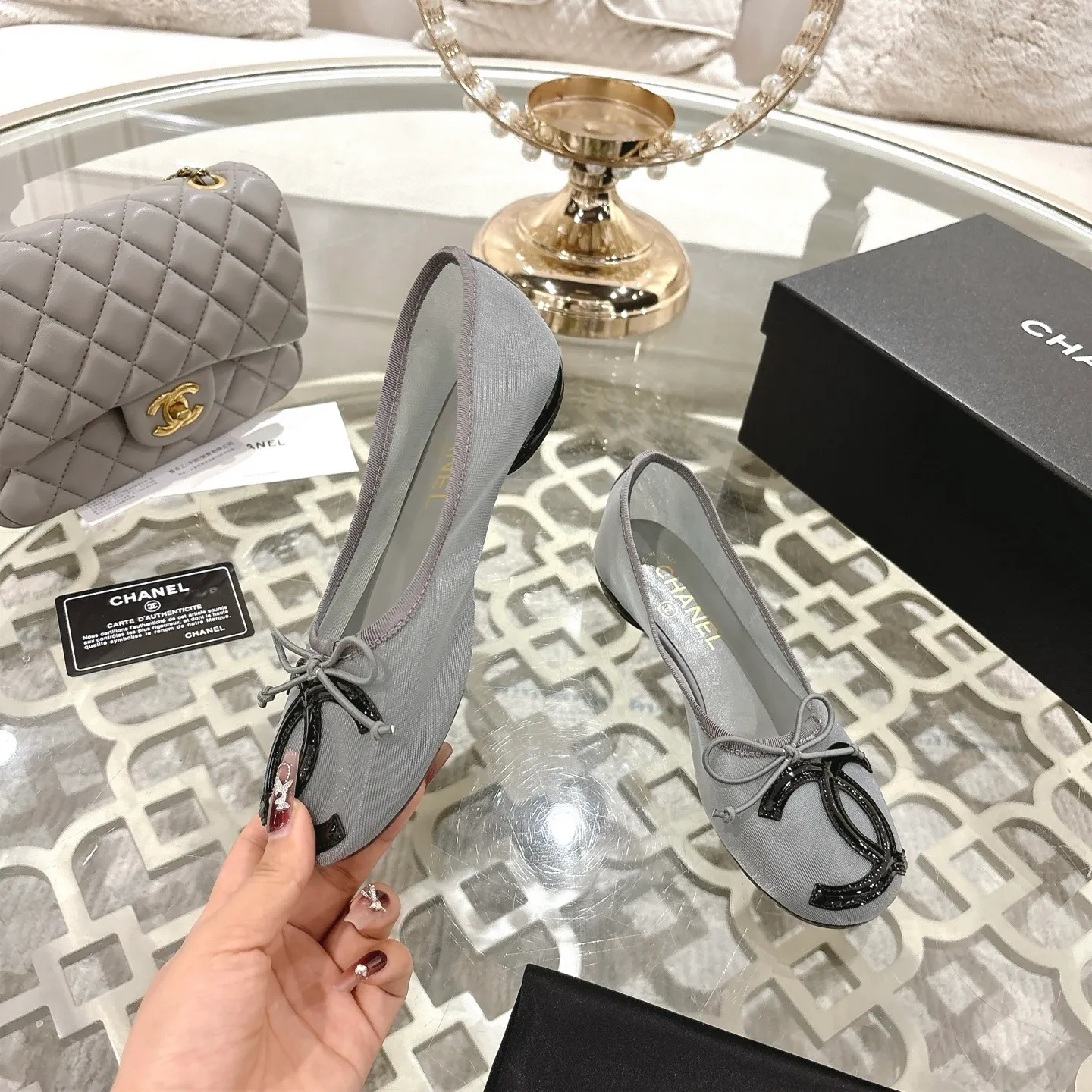 👟👟Ex-factory price 520👟👟 Mesh [purchase-level quality] CHANEL Xiaoxiang 25/A new summer bow-tie shoes 💃 This pair of "dancing shoes" is really breathtakingly beautiful! Made of cowhide fabric + exquisite electric embroidery, every detail exudes a sense of high-end ~ classic bow design, Italian genuine leather sole, comfortable and elegant on the feet, a perfect must-have for fairies!  🌟 All counters are from the same source! All materials are customized according to the original 1:1, and are developed and patterned from genuine products. The quality is absolutely assured ~ a classic that must be bought every year, a versatile artifact that looks great whether paired with skirts or jeans!  💖 The perfect finishing touch for summer outfits, sisters, just do it! 👉 Fabric: Imported sheepskin Lining: Imported sheepskin Outsole: Private molded outsole Size: 35-40